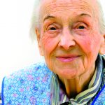 Ältere Dame Die Pflege älterer Menschen muss langfristig finanziell abgesichert werden (Bildrechte: gilles lougass, Fotolia)