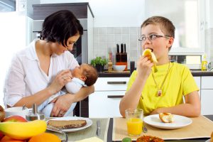 Frau mit zwei Kindern Fehlende Betreuungsplätze für Kleinkinder erschweren den Wiedereinstieg. (Bildrechte: wildworx - Fotolia.com)