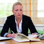 arbeitende Frau Die meisten Frauen wollen nach der Babypause wieder in ihren Beruf zurück. (Bildrechte: Gina Sanders - Fotolia.com)