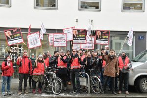 Protest. Beschäftigte aus der Werbebranche protestieren vor den Firmen der Arbeitgeber- Verhandler. Foto: Willi Denk